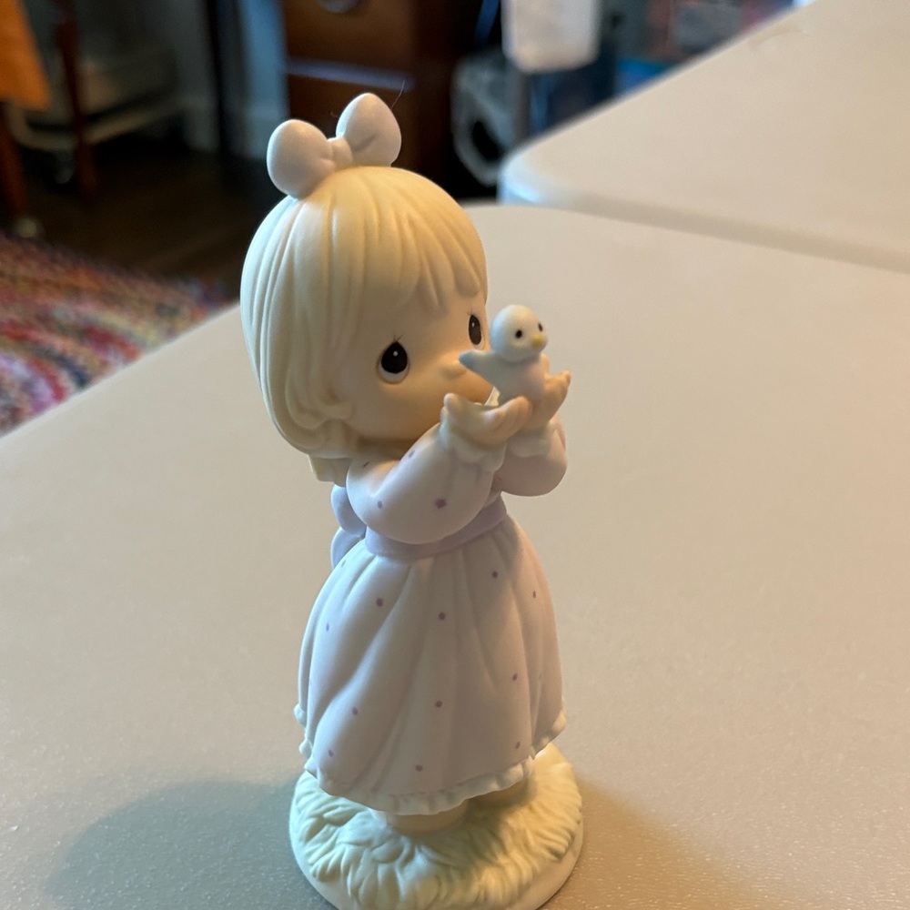 Precious Moments 1991 Commemorativ  Figurine with Bird